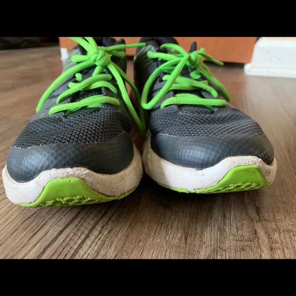 Sneakers - Picture 2 of 4